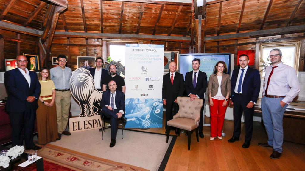 De izquierda a derecha: Arturo Pérez de Lucía, director gerente de AEDIVE; Cecilia Medina Marín, responsable de I+D+I de SERNAUTO y coordinadora de la Plataforma Tecnológica Española de Automoción y Movilidad Move to Future; Felipe Jiménez Alonso, doctor Ingeniero Industrial, director de la Unidad de Sistemas Inteligentes en Vehículos de INSIA; Javier Martínez Ríos, CEO de Wible; Roberto Álvarez, coordinador del Grado de Ingeniería Mecánica en la Universidad de Nebrija; delante, sentado, José María Pérez Pérez, jefe del departamento de Energía, Transporte, Fabricación y Sociedad Digital, en la Dirección de Promoción y Cooperación del CDTI; Mike Rayne, managing director y experto en Sector Automoción en FTI Consulting; Ramón Ledesma, asesor de la Fundación PONS; Paloma Sevilla, directora general de Unesa; FTI Consulting y Miguel Ángel Uriondo, redactor jefe de Empresas y Medios de EL ESPAÑOL