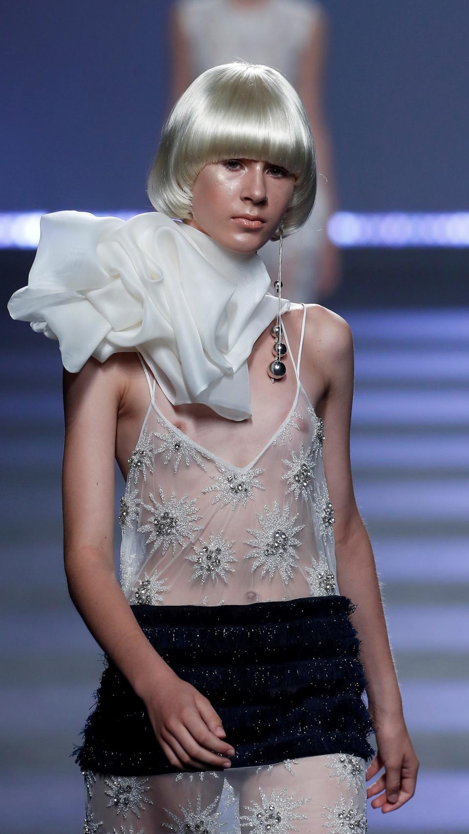 La modelo luce uno de los diseños de Juan Duyos.