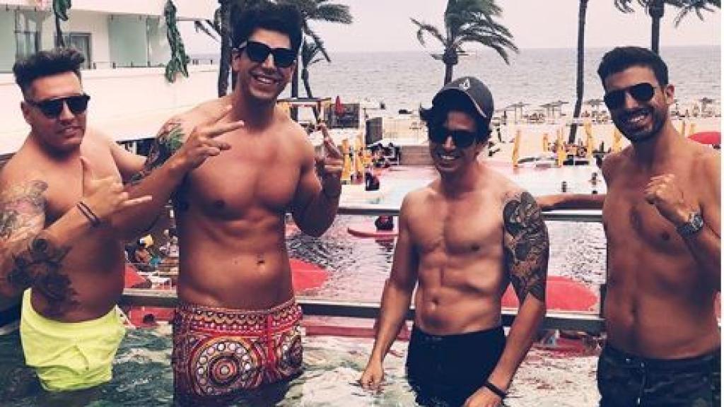 Diego con sus amigos en Ibiza esta semana.