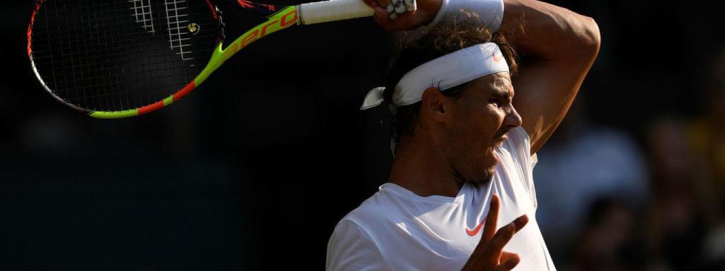 Rafa Nadal golpea la pelota.