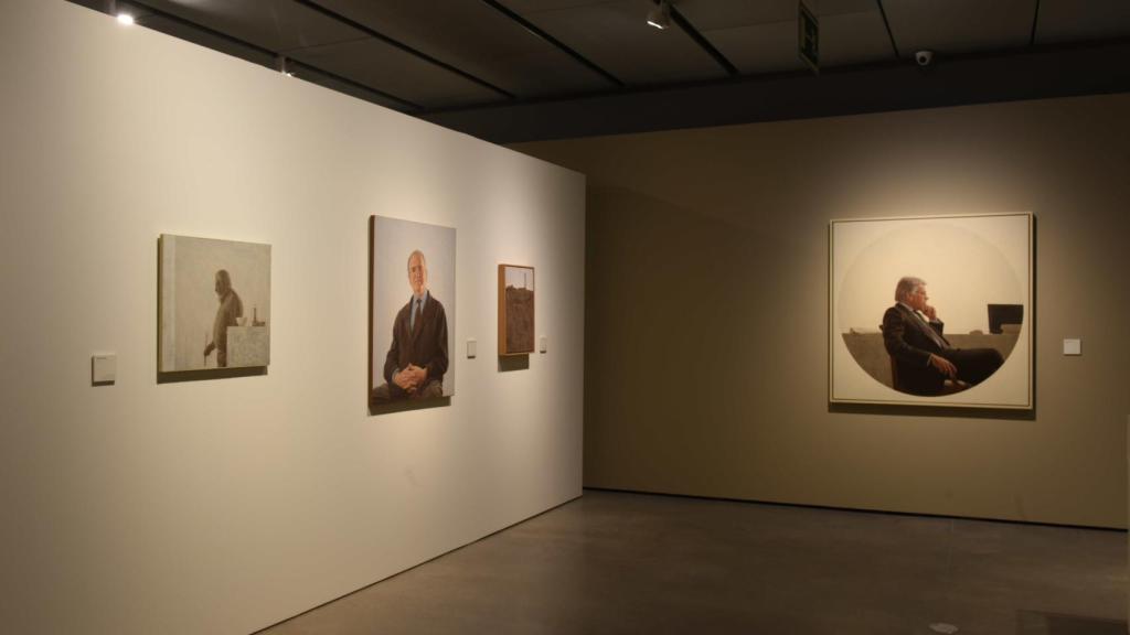 Vista de las salas de la exposición en Fundación Telefónica, con Felipe González al fondo.