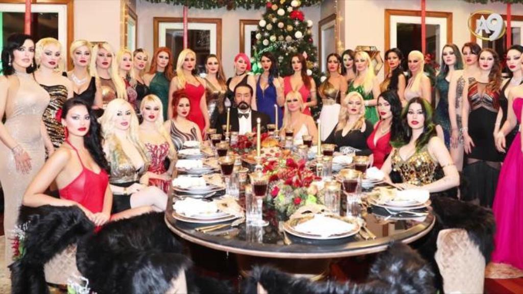 Adnan Oktar  rodeado de sus gatitas.
