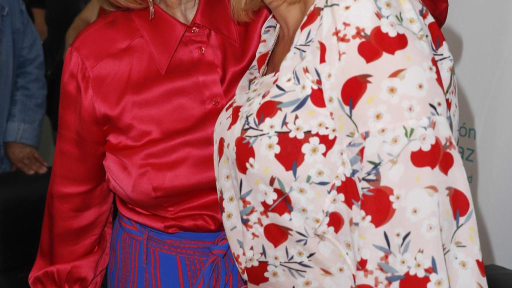 Terelu junto a su madre a la salida del centro.