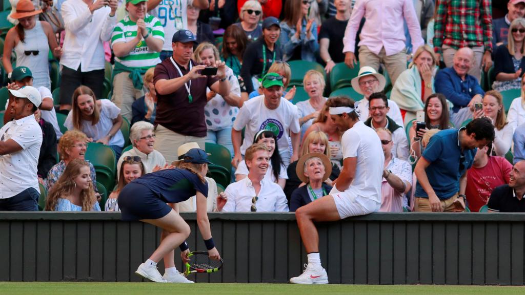 Nadal, tras caer sobre la grada de Wimbledon en el partido con del Potro.
