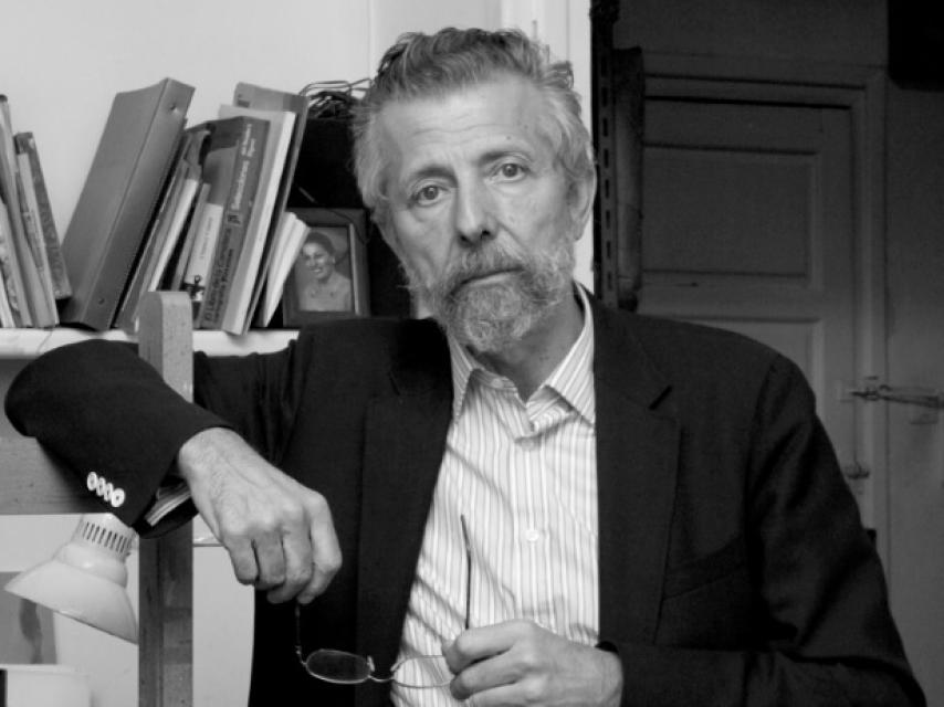 El pintor Hernán Cortés en su estudio.