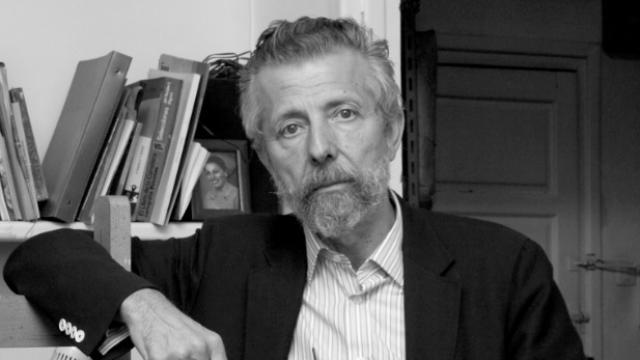 El pintor Hernán Cortés en su estudio.