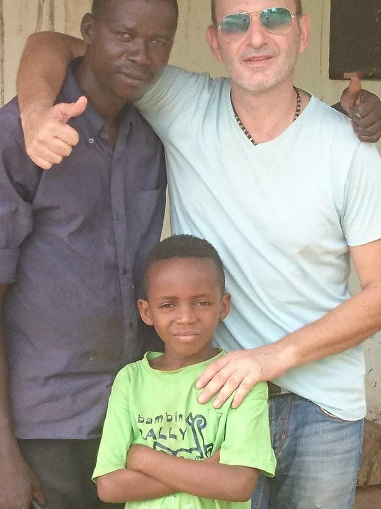 Cristóbal Sánchez en su finca agrícola de Guinea Bissau.