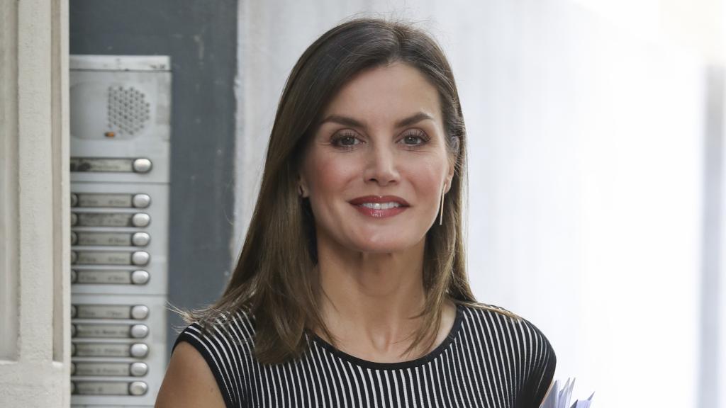 Letizia, sonriente ante los medios.