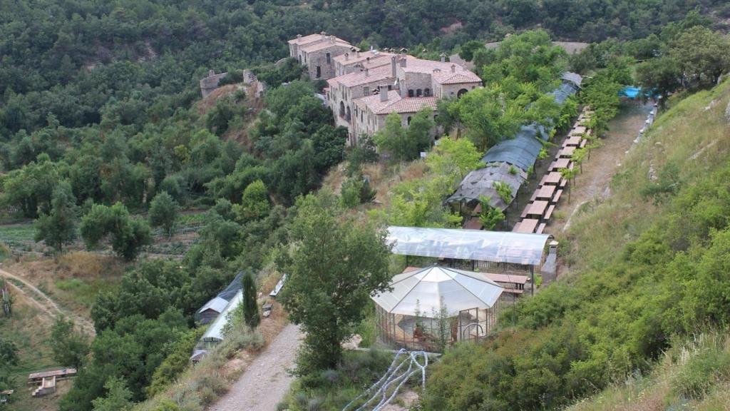 El Fonoll: En la parte superior se ven las viviendas. En el centro se ve el merendero y en la parte inferior de la foto la sauna natural. A la izquierda, huertos, piscina y animales