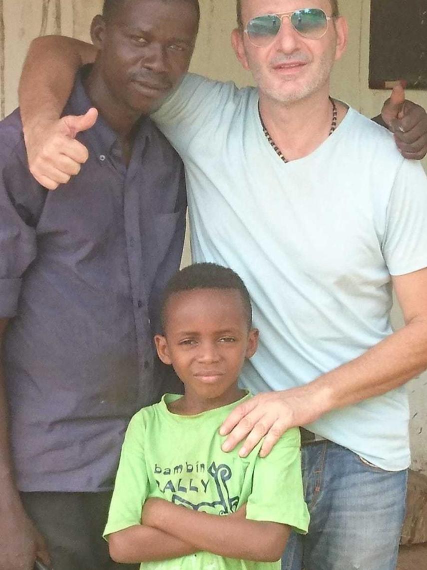 Cristóbal Sánchez en su finca agrícola de Guinea Bissau.