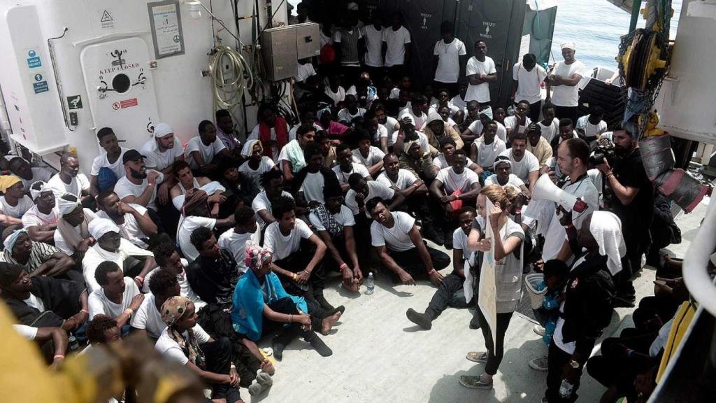 inmigrantes dentro del barco Aquarius