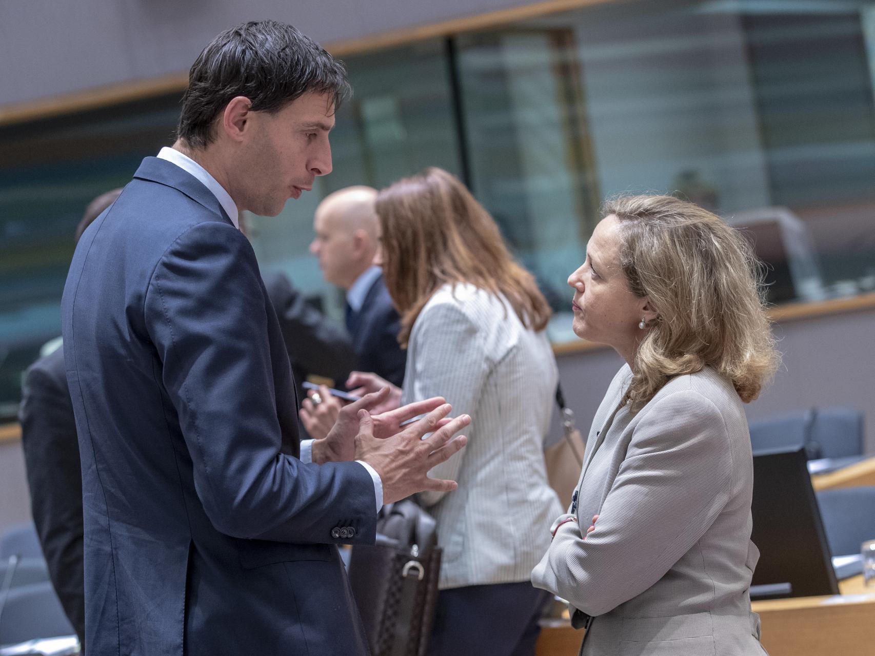 Calviño conversa con su homologo holandés, Wopke Hoekstra, durante el Ecofin de este viernes