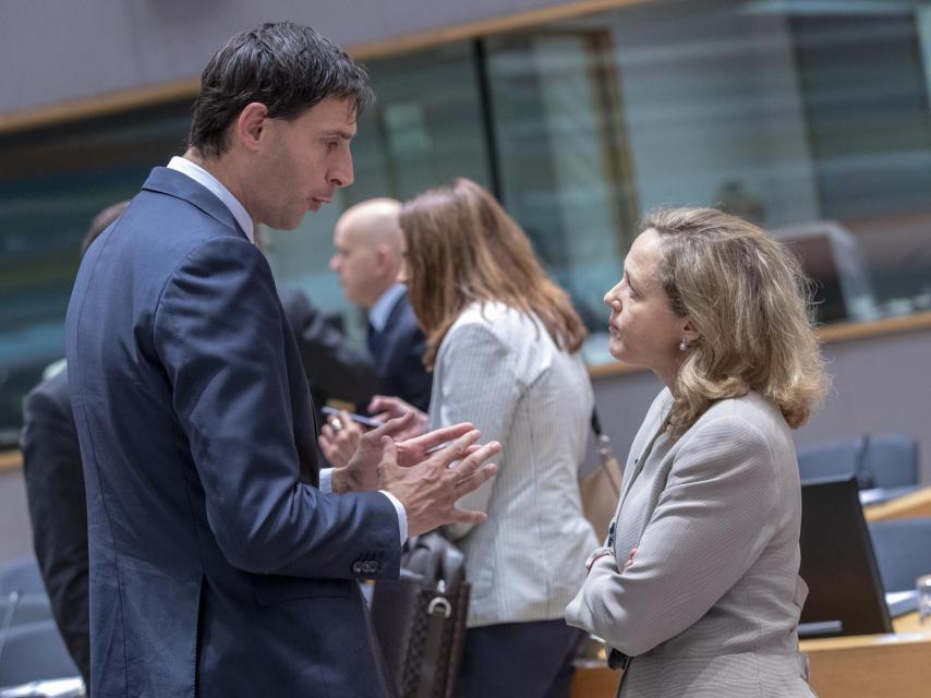 Calviño conversa con su homologo holandés,  Wopke Hoekstra, durante el Ecofin de este viernes