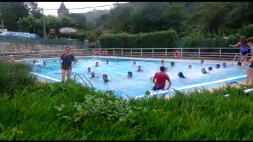 El socorrista prohibió que el menor se bañase con camiseta en la piscina.