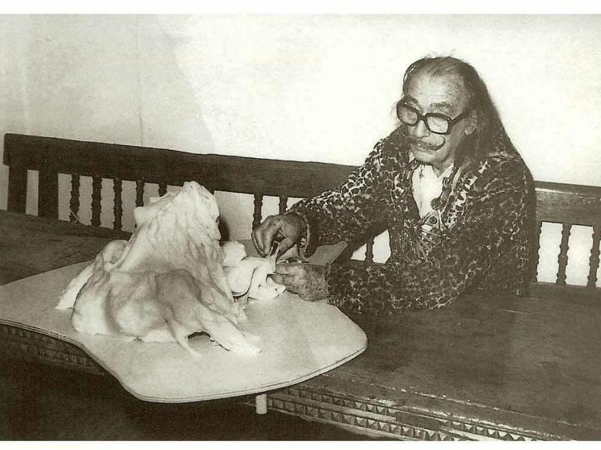 Dalí modelando al Dios solar de Okinawa.