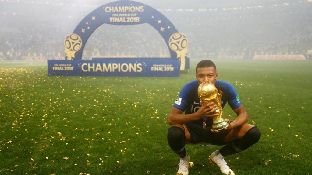 Kylian Mbappé con la copa del mundo.