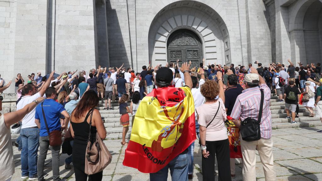 Miles de personas acuden al Valle de los Caídos