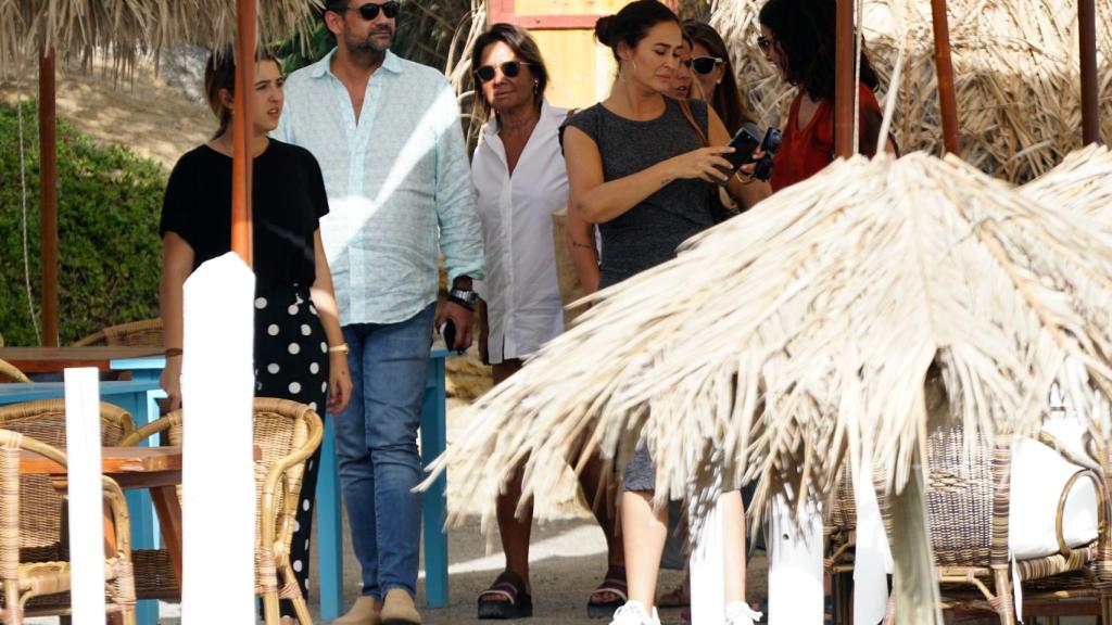 Alba Díaz, Vicky Martín Berrocal y su grupo de amigos en Ibiza.