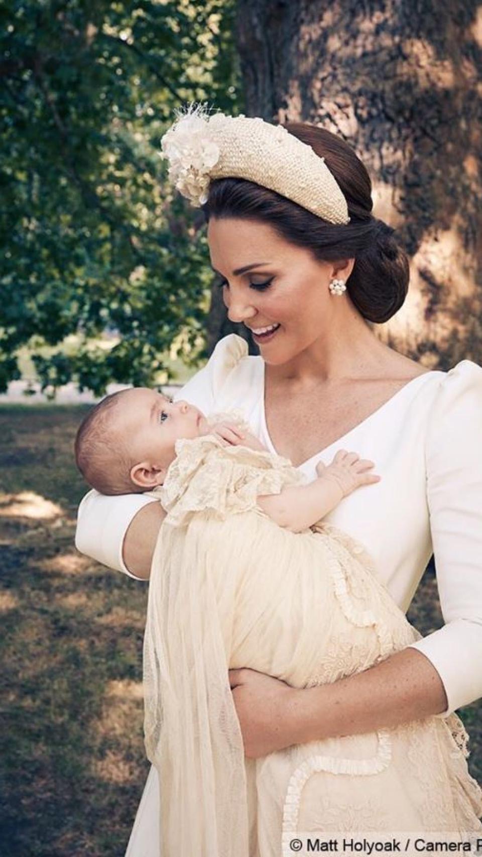 La duquesa de Cambridge con Louis.