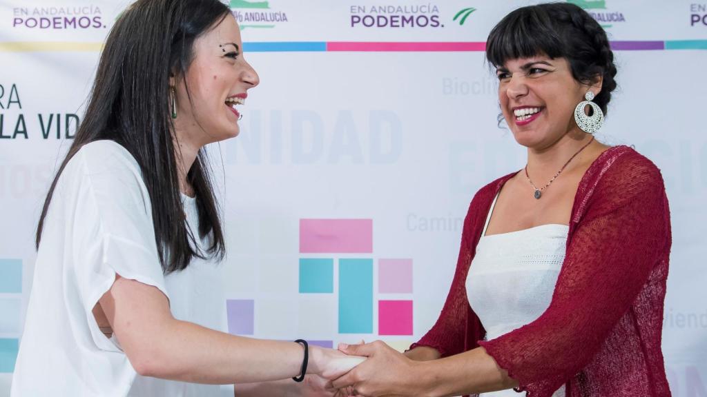 Teresa Rodríguez (d), y la candidata 'pablista', Isabel Franco (i).
