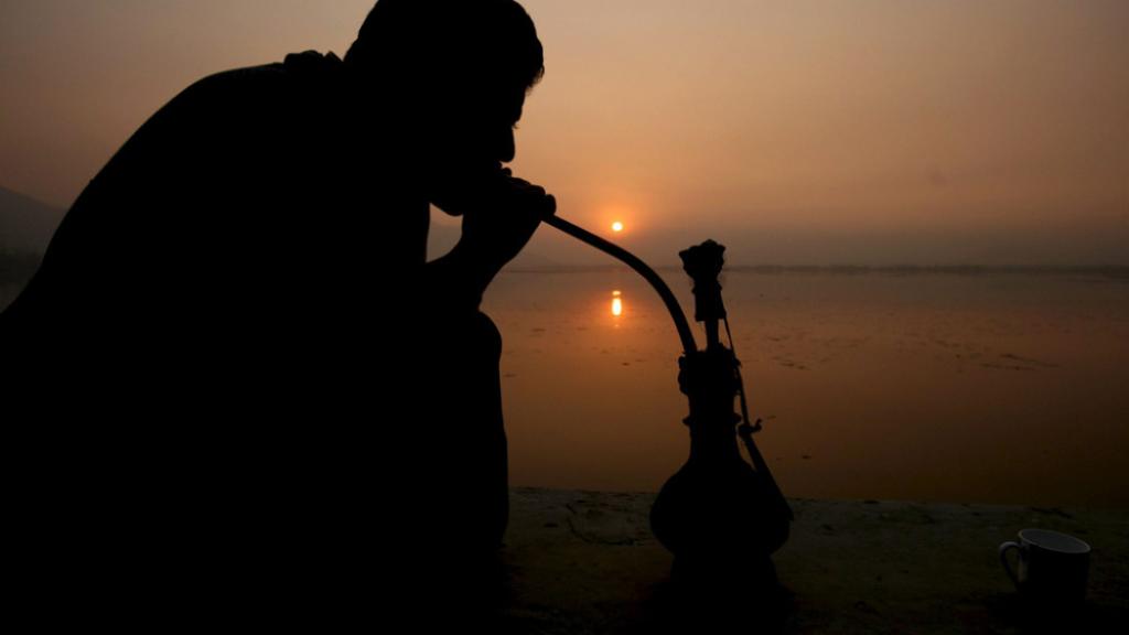 Hindú fumando cachimba
