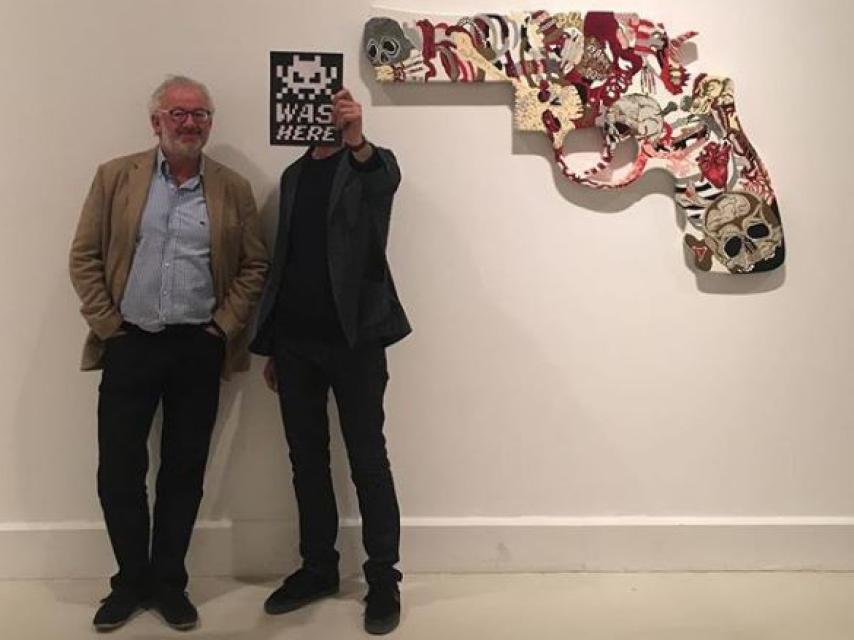 Fernando Francés con una de las obras de Vargas expuestas en el CAC.