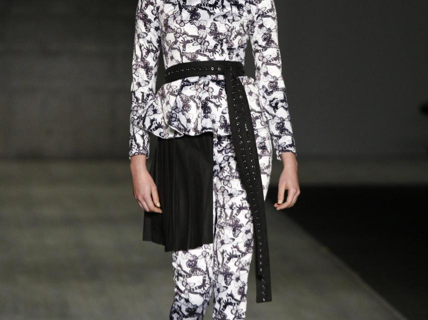 Una modelo viste un diseño de Milton Calatayud durante la nueva edición de Intermoda.