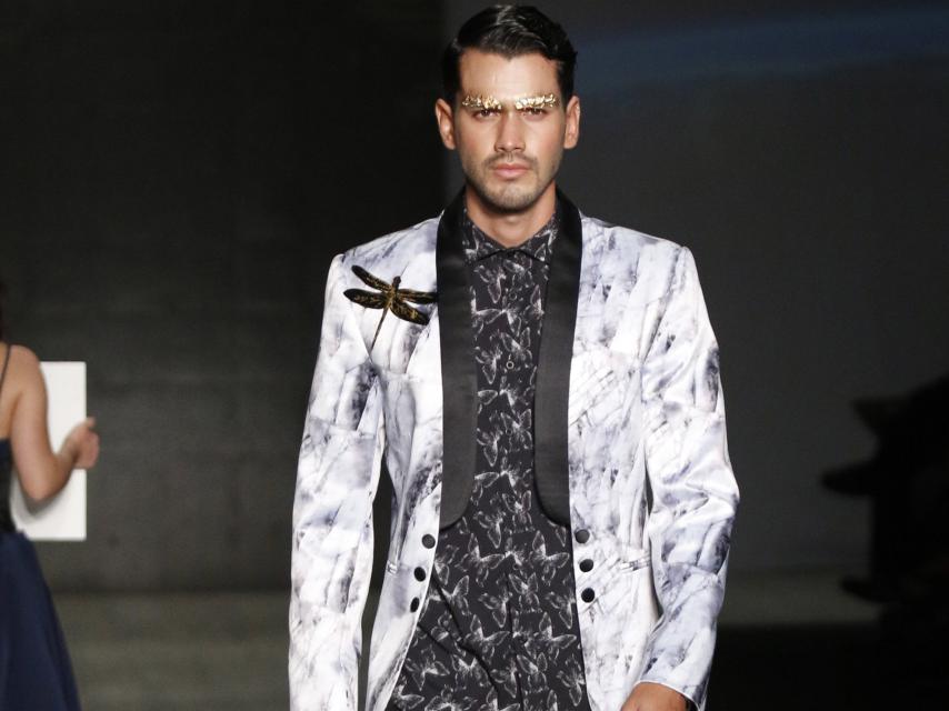 Un modelo desfila con un diseño de Milton Calatayud.