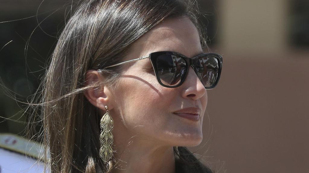 La reina Letizia con gafas de estreno de Carolina Herrera.
