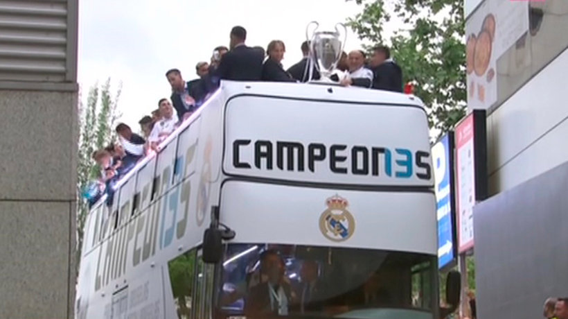 El autobús del Real Madrid llega al Santiago Bernabéu