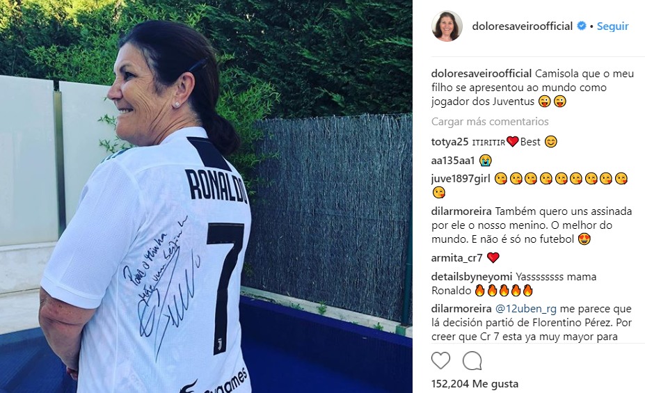 La madre de Cristiano posa con la camiseta de su hijo