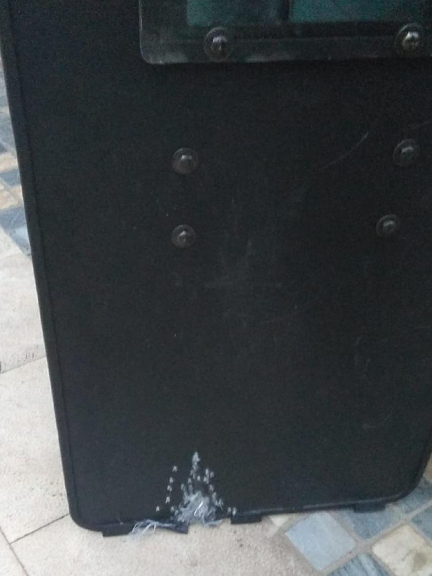 Así quedó el escudo del guardia civil herido en el dispositivo de Turieno.