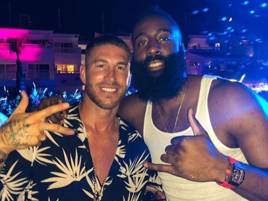 Sergio Ramos junto a James Harden.