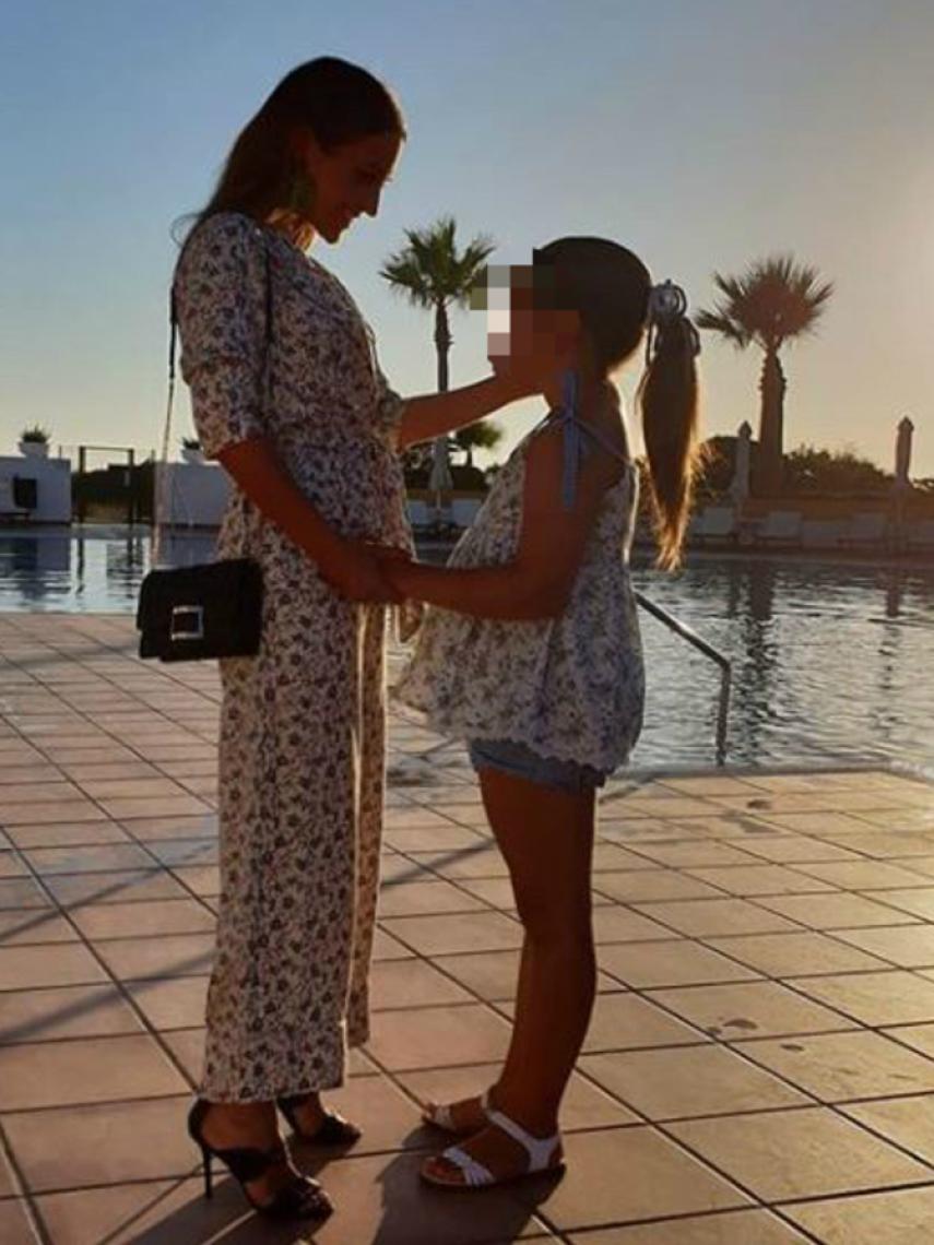 Paula y su hija, de vacaciones en la playa.