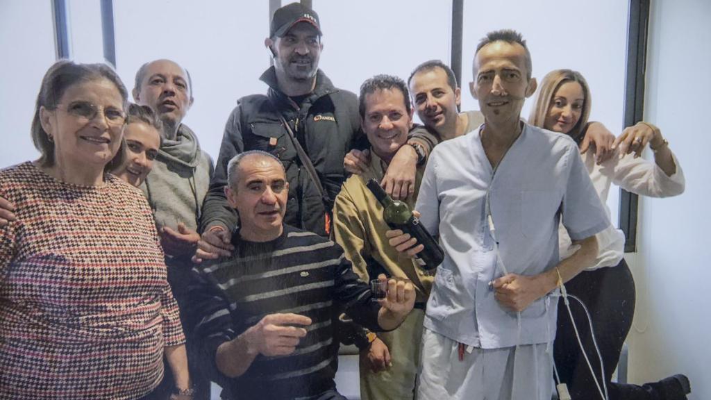 Manolo Martín Conejo junto a familiares y compañeros del GAR en el hospital. Foto: Cedida