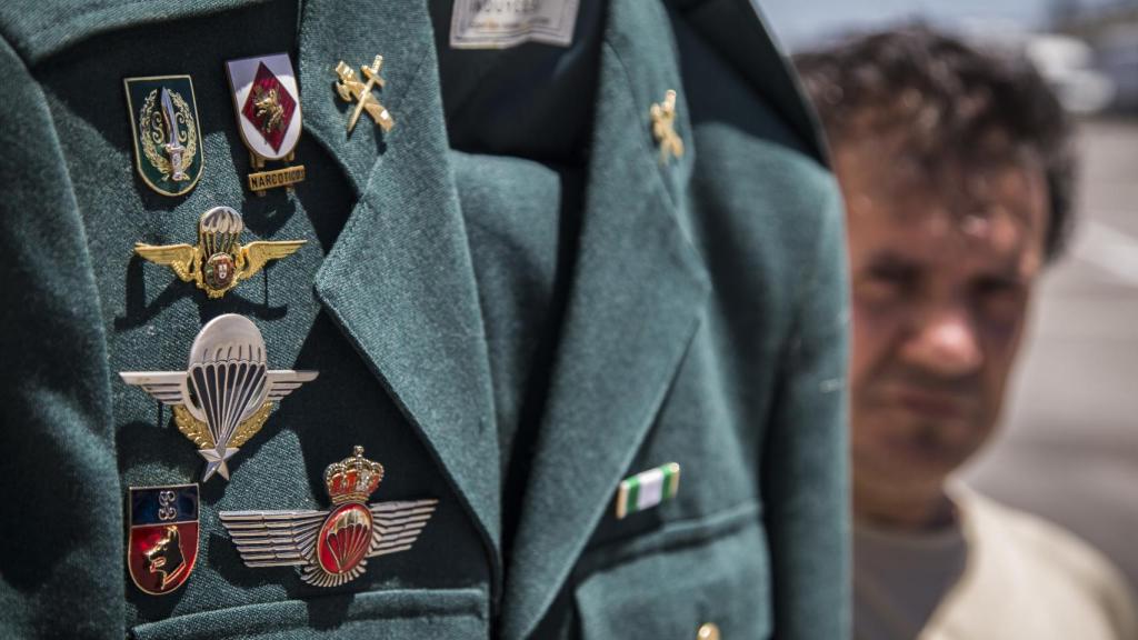 José Luis Serrano ‘El Tigre’ mostrando su uniforme de los GAR. Foto: Fernando Ruso