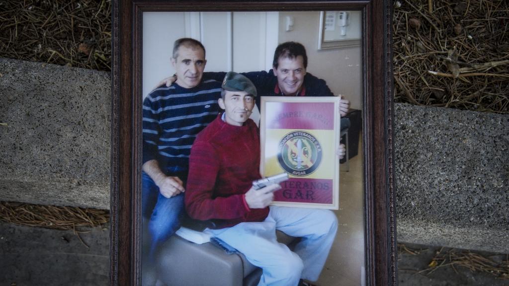 Manolo Martín Conejo, junto a sus compañeros del GAR José Luis y Francisco, a quienes hizo prometer que lo despedirían con sus boinas verdes y uniformes al morir. Foto: Fernando Ruso