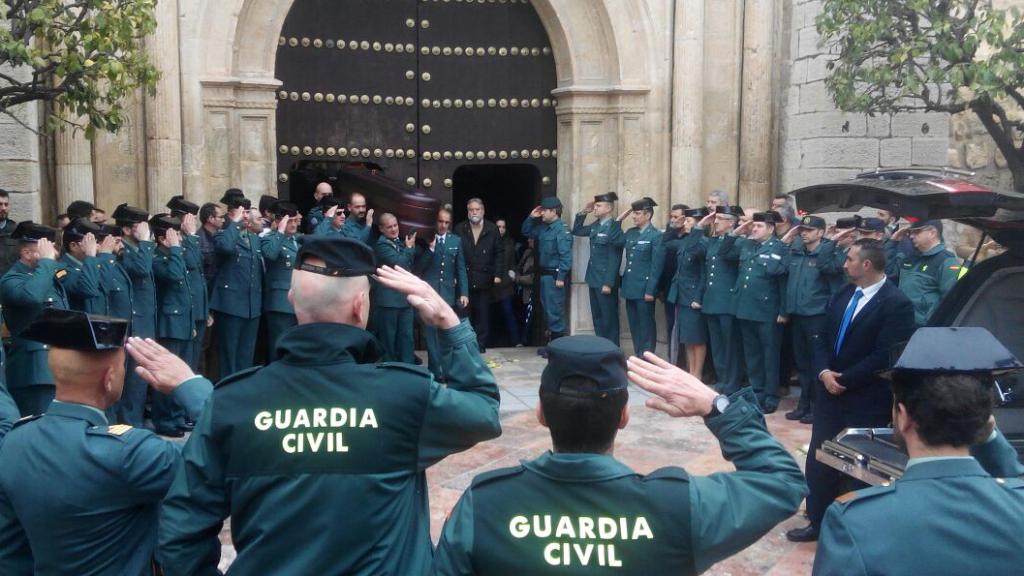 José Luis y Francisco, junto a compañeros del Seprona, el último destino del agente fallecido, portando el féretro. Foto: cedida