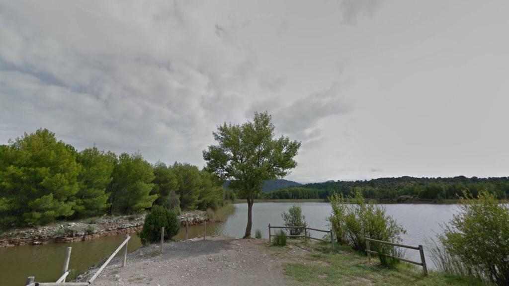 Perspectiva de la presa durante un día nublado