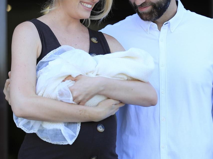 Adriana y Sergio a la salida del hospital.