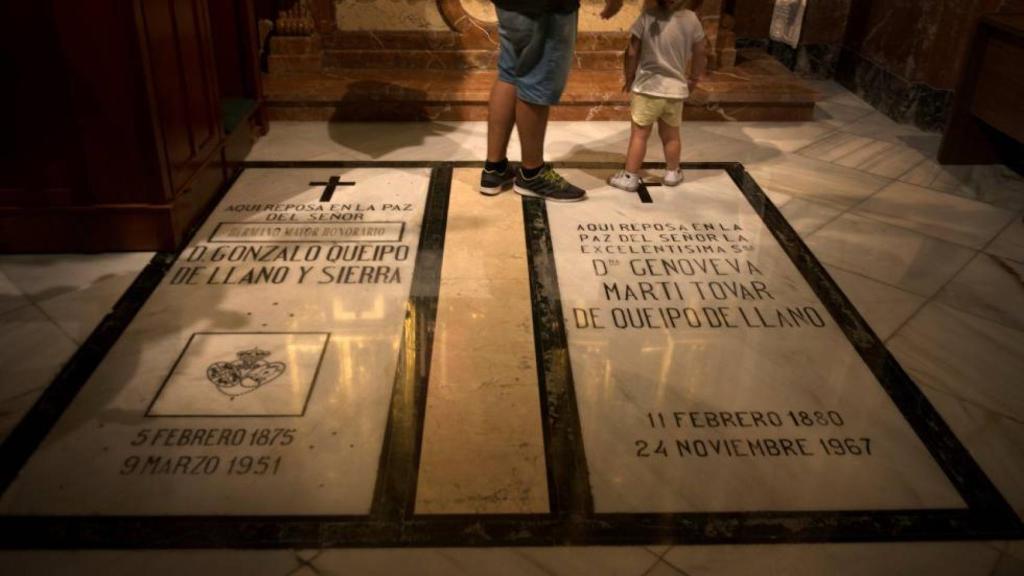 La tumba de Queipo de Llano, junto a la de su mujer, en La Macarena.