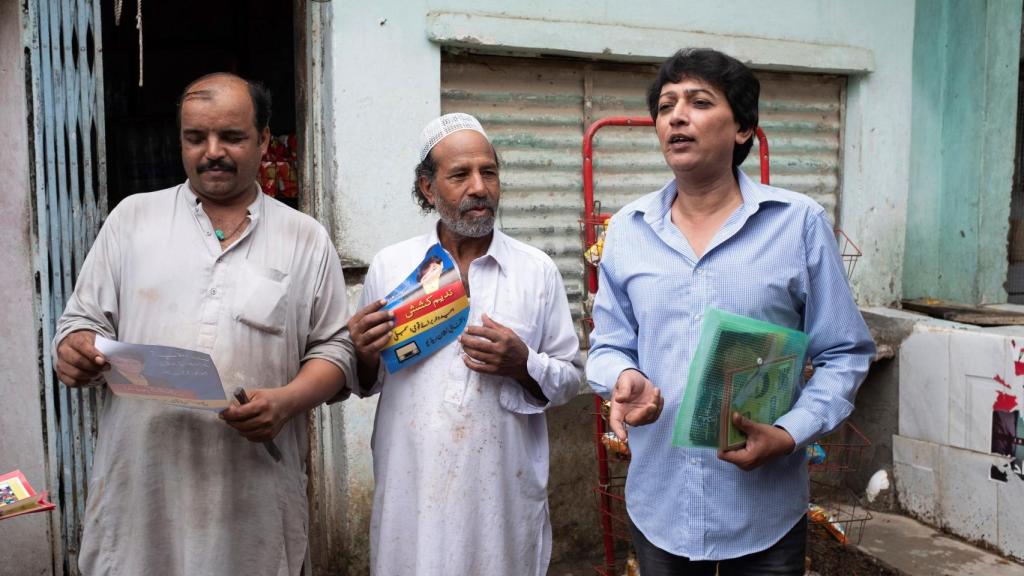 Nadeem Kashish haciendo campaña electoral en su barrio, Islamabad
