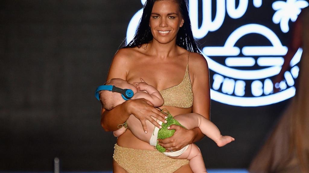 Mara Martin amamantando a su bebé.