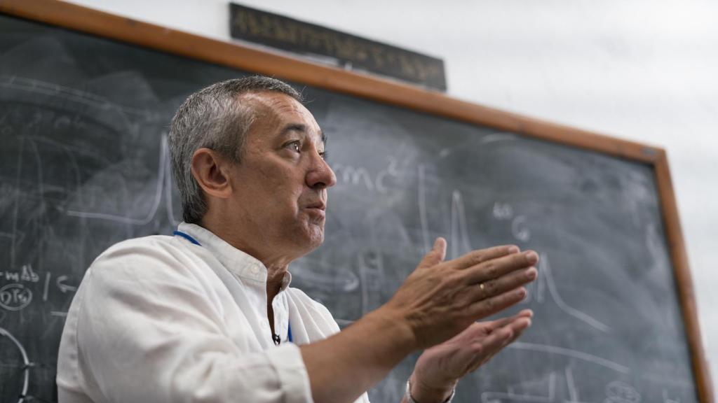 Miguel Ángel Morcillo Alonso en uno de los despachos del CIEMAT con un jeroglífico sobre la pizarra.