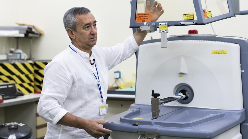 Miguel Ángel Morcillo Alonso describe el proceso del experimento.