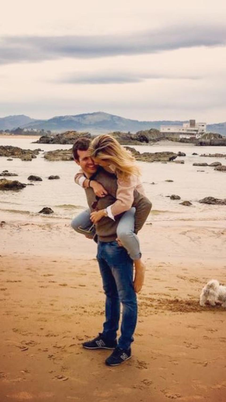 Pablo Casado e Isabel en una emotiva fotografía.