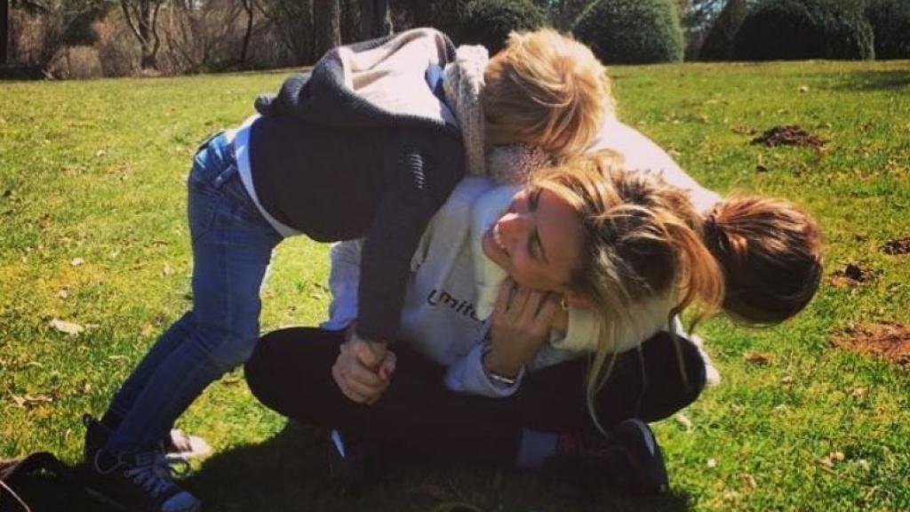 Isabel con sus hijos.