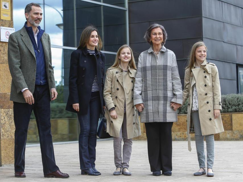 Foto de reconciliación después del incidente entre la reina Letizia y Doña Sofía el pasado abril en Palma.