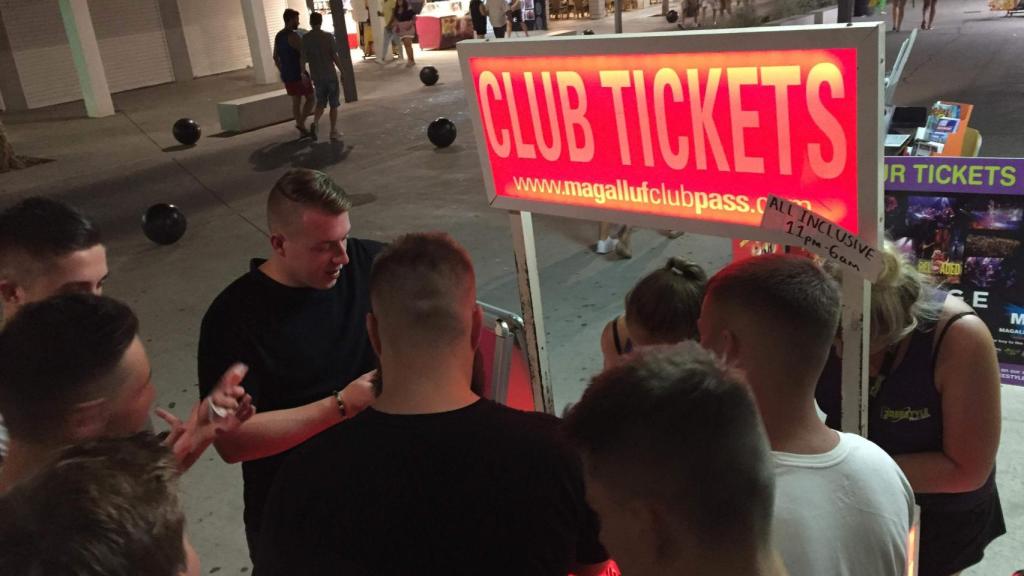 Con la entrada a la discoteca, todo el alcohol que puedas beber entre las 11 y las 6 es gratis