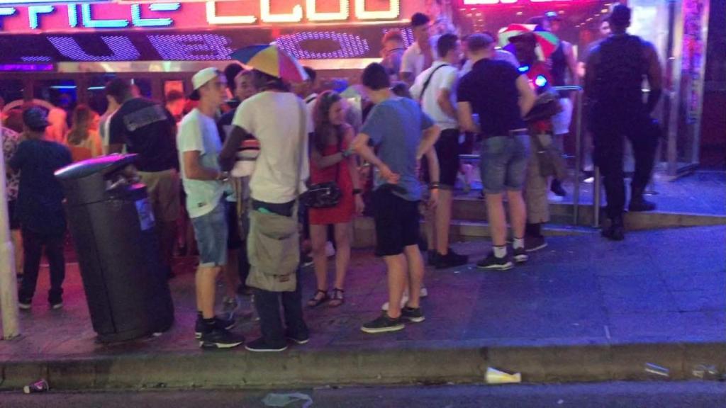 Los Skysky, Vendedores callejeros que te pueden conseguir algo de mala calidad en Magaluf